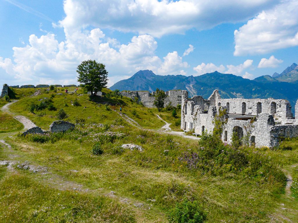 Festung Schlosskopf - Reutte - Sie gehört mit dem Fort Claudia sowie der Ehrenberger Klause zur Burgenwelt Ehrenberg. - © <a href="https://papa-wanderwolle.jimdofree.com/2020/10/06/burgenrunde-auf-dem-ehrenberg/" target="_blank">Wolfgang Berres auf papa.wanderwolle</a>